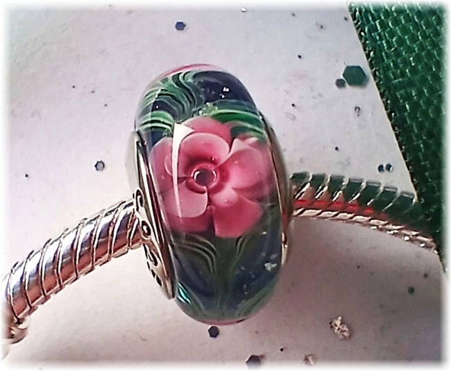Murano Glas Charm 925er Sterling Silber Rosa Blütenkranz auf Blau 