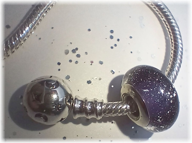 Murano Glas Charm 925er Sterling Silber silberne Sprenkel in Lila  