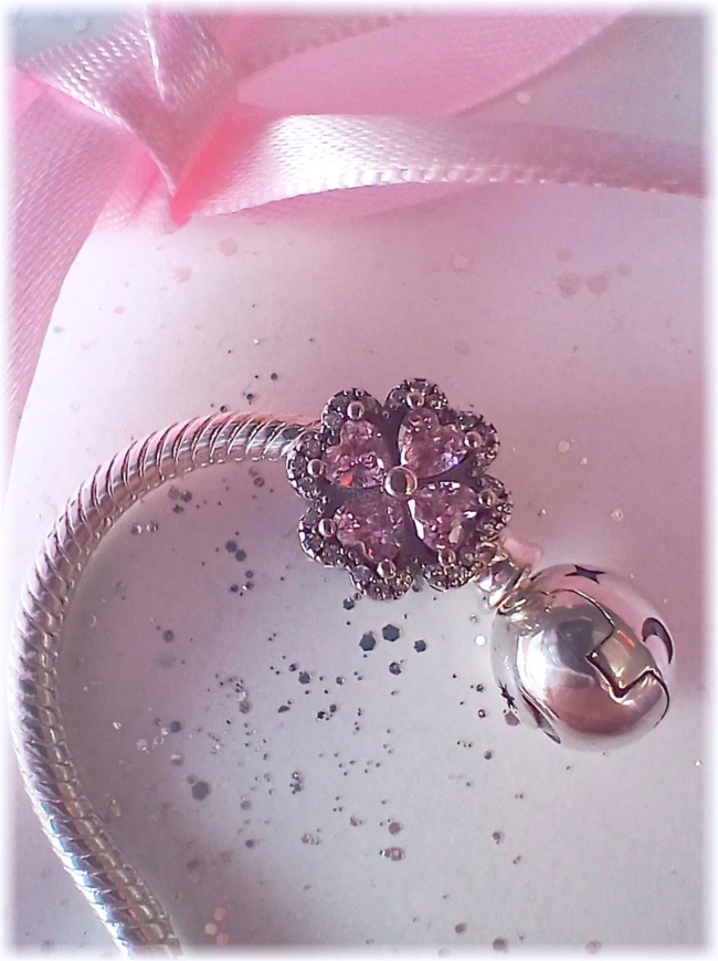 Charm 925er Sterling Silber Pavé Perle Rosa Kleeblatt mit Zirkonia 