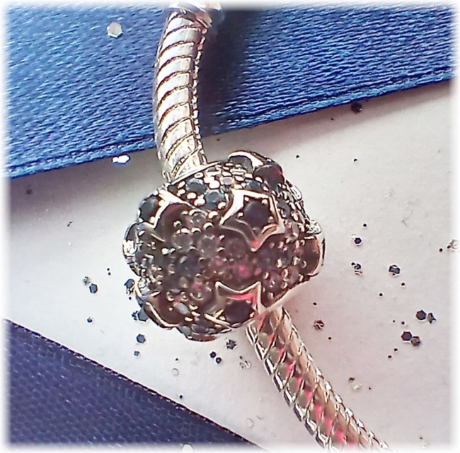 Charm 925er Sterling Silber mit Zirkonia Pavé-Perle Sternenball Blau